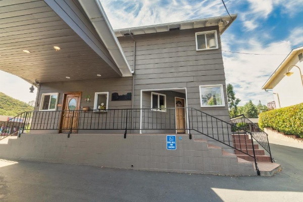 Mariposa Lodge image 13