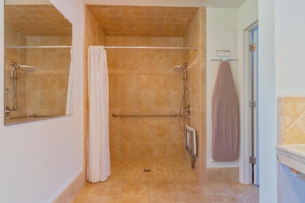 Mariposa Lodge image 16