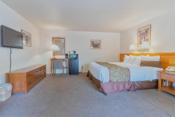 Mariposa Lodge image 25