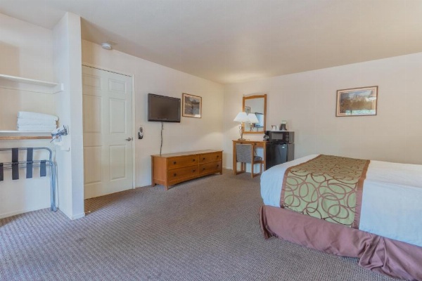 Mariposa Lodge image 28